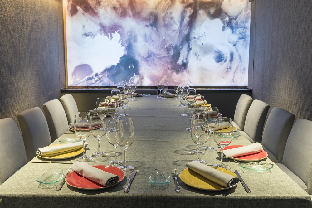 El reservados del restaurante Urrechu Velázquez en Madrid, presidido con su increíble pantalla que sirve para dar ambiente o para realizar una presentación al final de la comida.