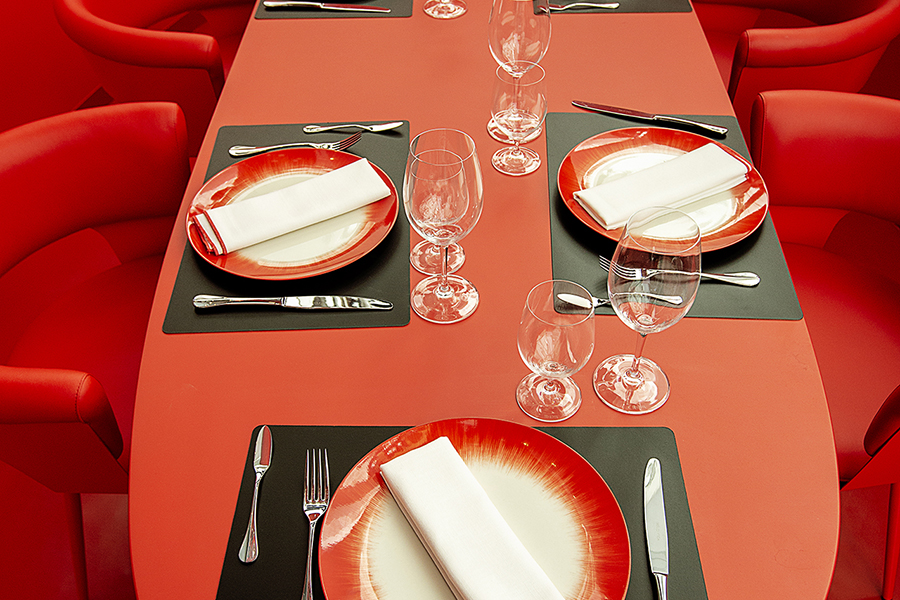 Rojo, súper rojo, así es el espacio privado del restaurante  Le gran Café Rouge. Uno de los mejores restaurantes con privado de Barcelona